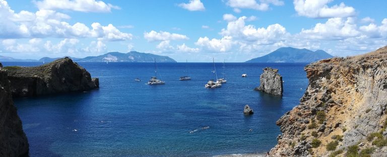 ISOLE EOLIE IN BARCA A VELA